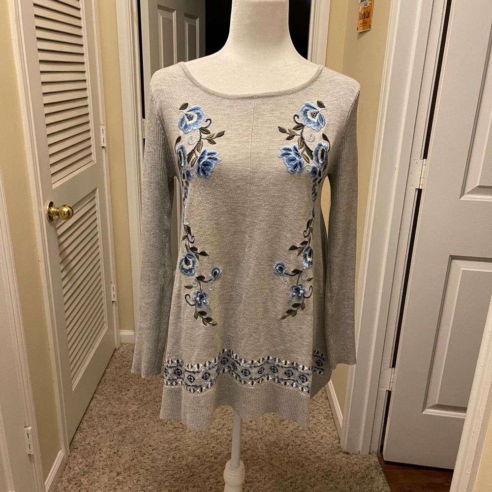 Joseph A gray tunic with embroidered flowers. Size S